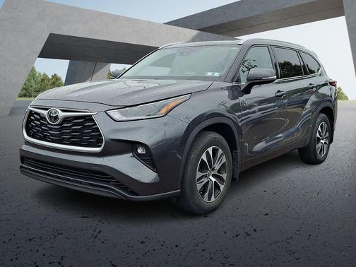 Magnetic Gray Metallic 2022 Toyota Highlander XLE