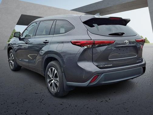 Magnetic Gray Metallic 2022 Toyota Highlander XLE