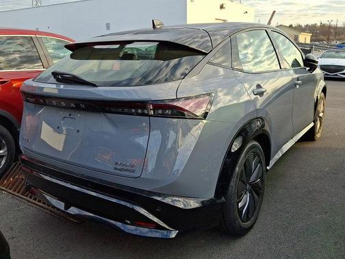 Boulder Gray Pearl/Black Diamond Pearl 2024 Nissan ARIYA EVOLVE+