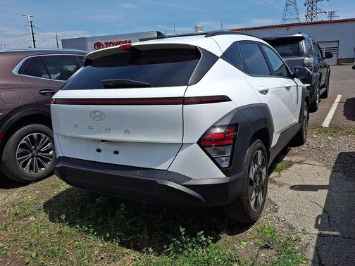Atlas White 2025 Hyundai KONA SEL