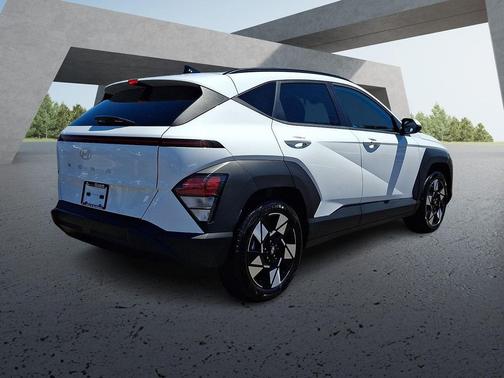 Atlas White 2025 Hyundai KONA SEL