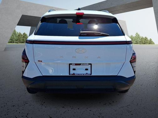 Atlas White 2025 Hyundai KONA SEL