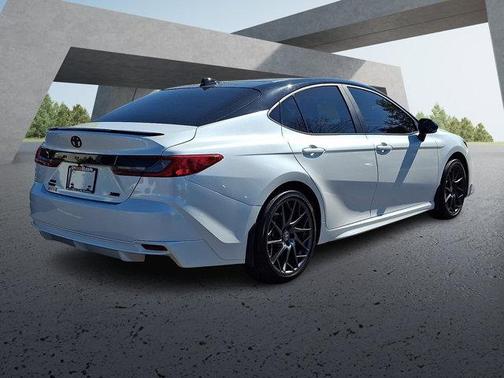 Wind Chill Pearl/Midnight Black Metallic 2025 Toyota Camry XSE