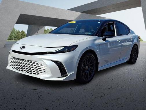 Wind Chill Pearl/Midnight Black Metallic 2025 Toyota Camry XSE