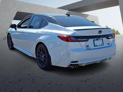 Wind Chill Pearl/Midnight Black Metallic 2025 Toyota Camry XSE