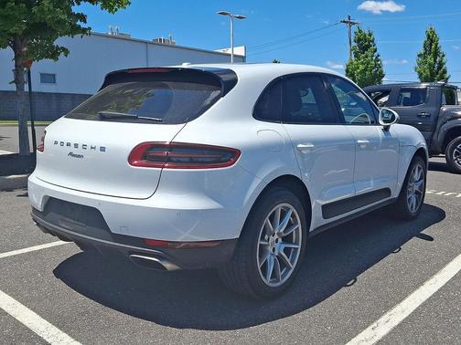 Carrara White Metallic 2017 Porsche Macan Macan S
