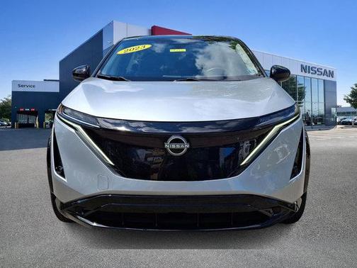 Brilliant Silver Metallic/Black Diamond Pearl 2023 Nissan ARIYA ENGAGE