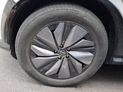 Brilliant Silver Metallic/Black Diamond Pearl 2023 Nissan ARIYA ENGAGE