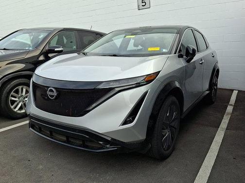 Brilliant Silver Metallic/Black Diamond Pearl 2023 Nissan ARIYA ENGAGE