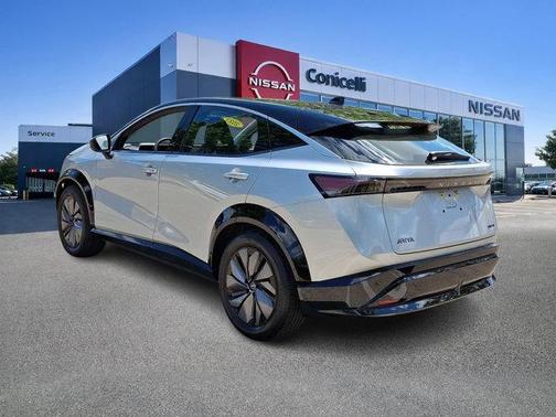 Brilliant Silver Metallic/Black Diamond Pearl 2023 Nissan ARIYA ENGAGE