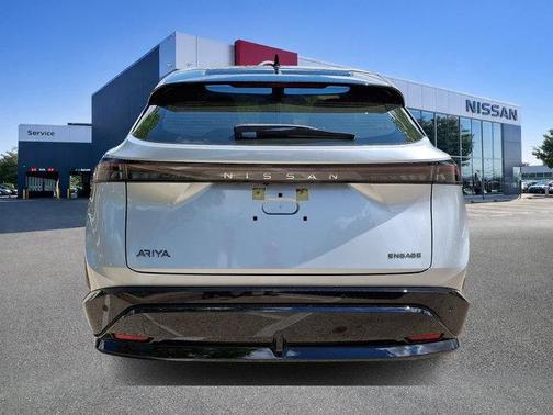 Brilliant Silver Metallic/Black Diamond Pearl 2023 Nissan ARIYA ENGAGE