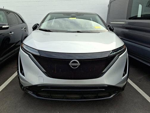 Brilliant Silver Metallic/Black Diamond Pearl 2023 Nissan ARIYA ENGAGE