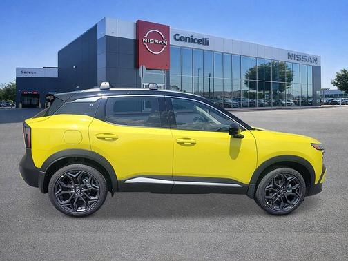 Yuzu Yellow Metallic/Super Black 2026 Nissan Kicks SR