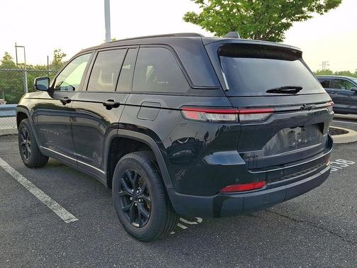 Diamond Black Crystal Pearlcoat 2024 Jeep Grand Cherokee Altitude