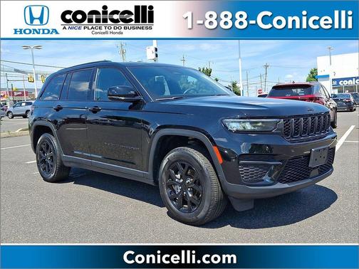 Diamond Black Crystal Pearlcoat 2024 Jeep Grand Cherokee Altitude