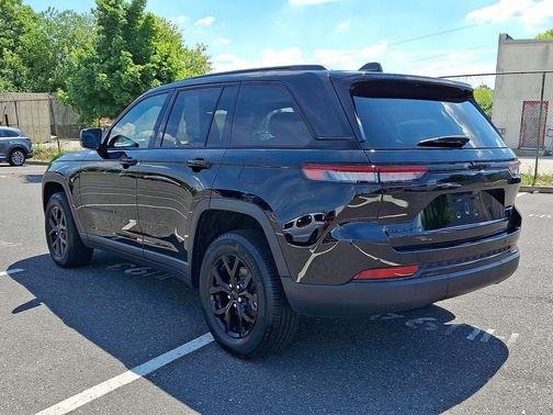 Diamond Black Crystal Pearlcoat 2024 Jeep Grand Cherokee Altitude