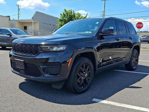 Diamond Black Crystal Pearlcoat 2024 Jeep Grand Cherokee Altitude