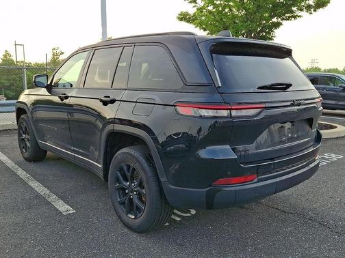 Diamond Black Crystal Pearlcoat 2024 Jeep Grand Cherokee Altitude