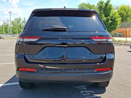 Diamond Black Crystal Pearlcoat 2024 Jeep Grand Cherokee Altitude
