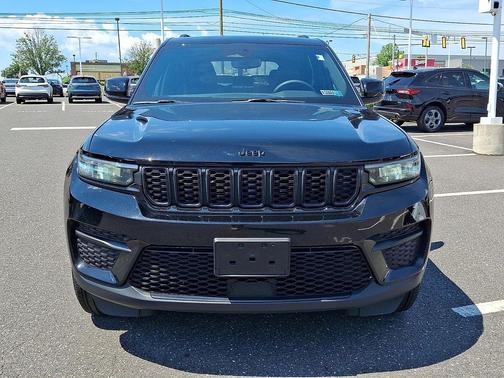 Diamond Black Crystal Pearlcoat 2024 Jeep Grand Cherokee Altitude