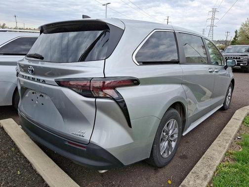 2023 Toyota Sienna LE