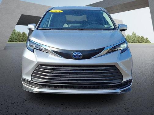 2023 Toyota Sienna LE