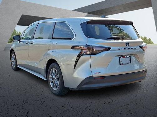 2023 Toyota Sienna LE