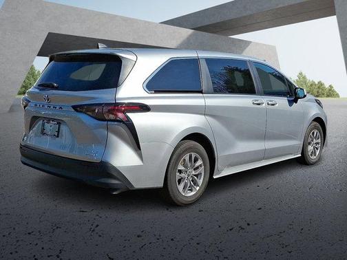 2023 Toyota Sienna LE
