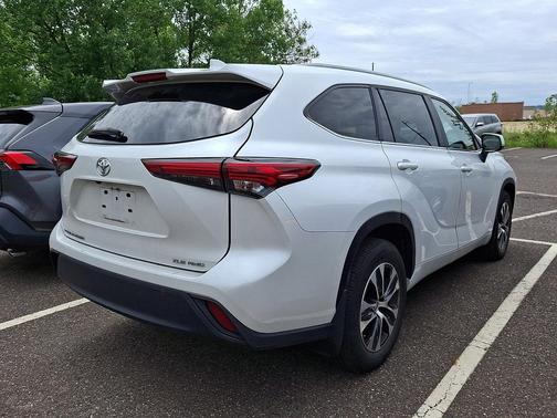 White 2023 Toyota Highlander XLE