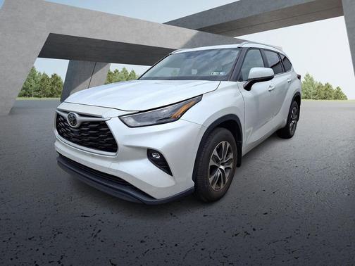 White 2023 Toyota Highlander XLE