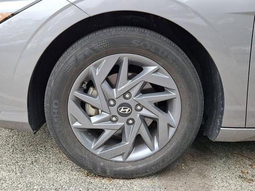 Fluid Metal 2024 Hyundai ELANTRA SEL