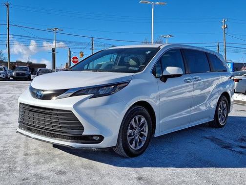 2025 Toyota Sienna XLE