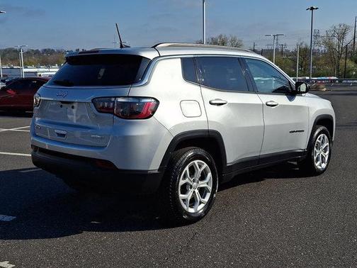 Silver Zynith Metallic Clearcoat 2024 Jeep Compass Latitude