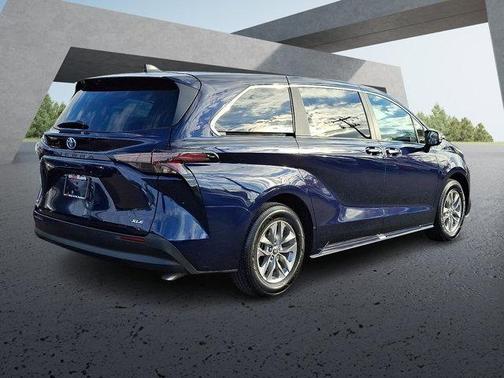 2025 Toyota Sienna XLE