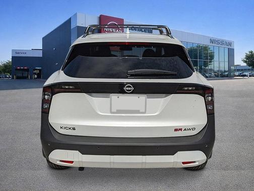 Aspen White Tricoat 2026 Nissan Kicks SR