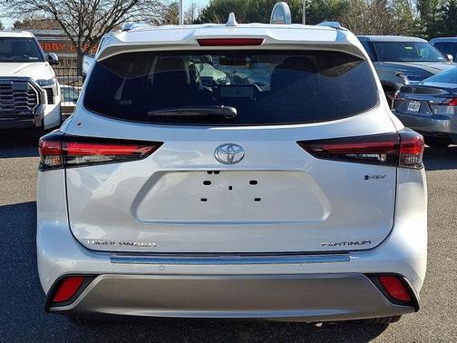 Wind Chill Pearl 2026 Toyota Highlander Hybrid Platinum