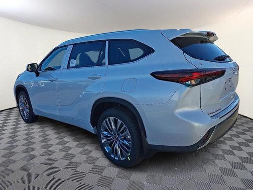 Wind Chill Pearl 2026 Toyota Highlander Hybrid Platinum