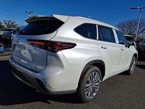 Wind Chill Pearl 2026 Toyota Highlander Hybrid Platinum