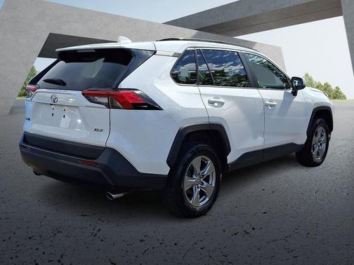 Ice Cap 2024 Toyota RAV4 XLE