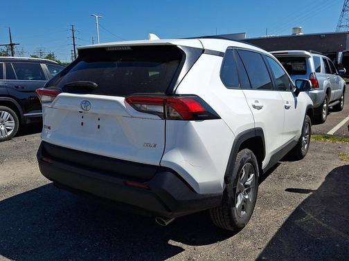 Ice Cap 2024 Toyota RAV4 XLE