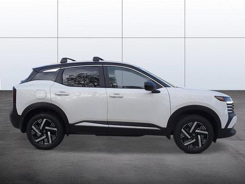 Aspen White Tricoat/Super Black 2026 Nissan Kicks SV