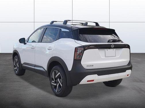 Aspen White Tricoat/Super Black 2026 Nissan Kicks SV