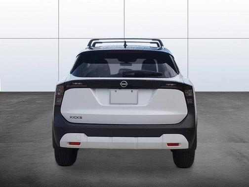 Aspen White Tricoat/Super Black 2026 Nissan Kicks SV