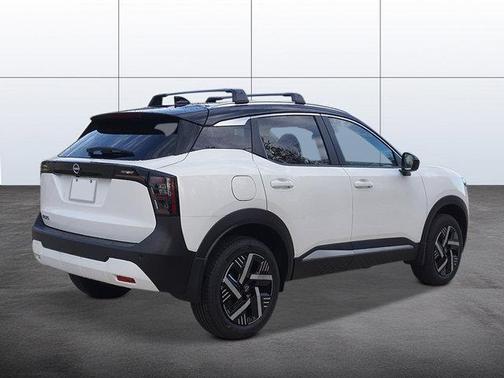 Aspen White Tricoat/Super Black 2026 Nissan Kicks SV