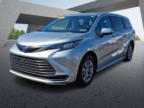 2025 Toyota Sienna LE
