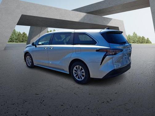 2025 Toyota Sienna LE