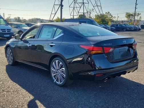 2025 Nissan Altima SL FWD