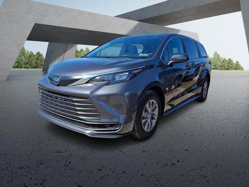 2025 Toyota Sienna LE