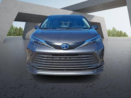 2025 Toyota Sienna LE