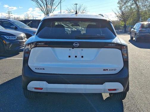 2025 Nissan Kicks SR